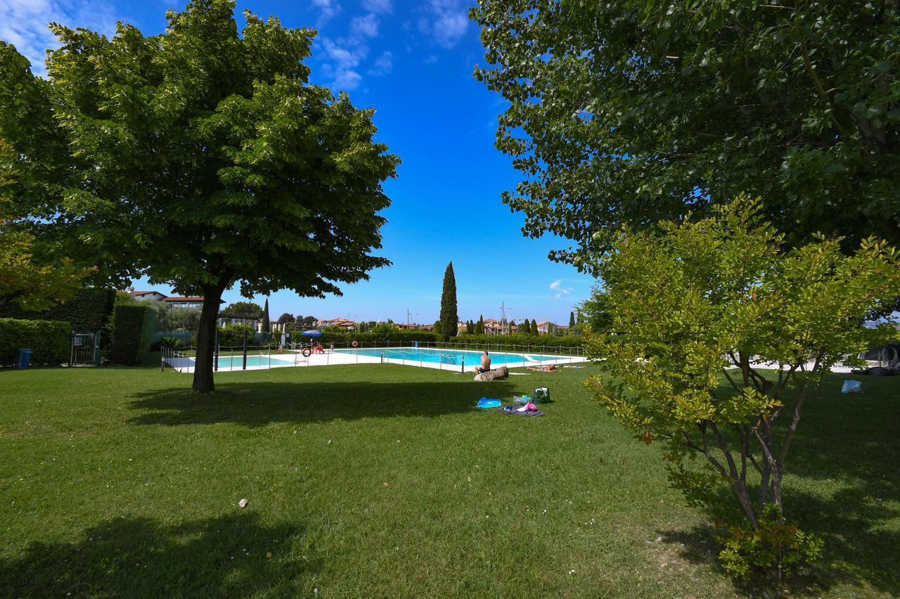 Sirmione Beach Apartment Екстер'єр фото